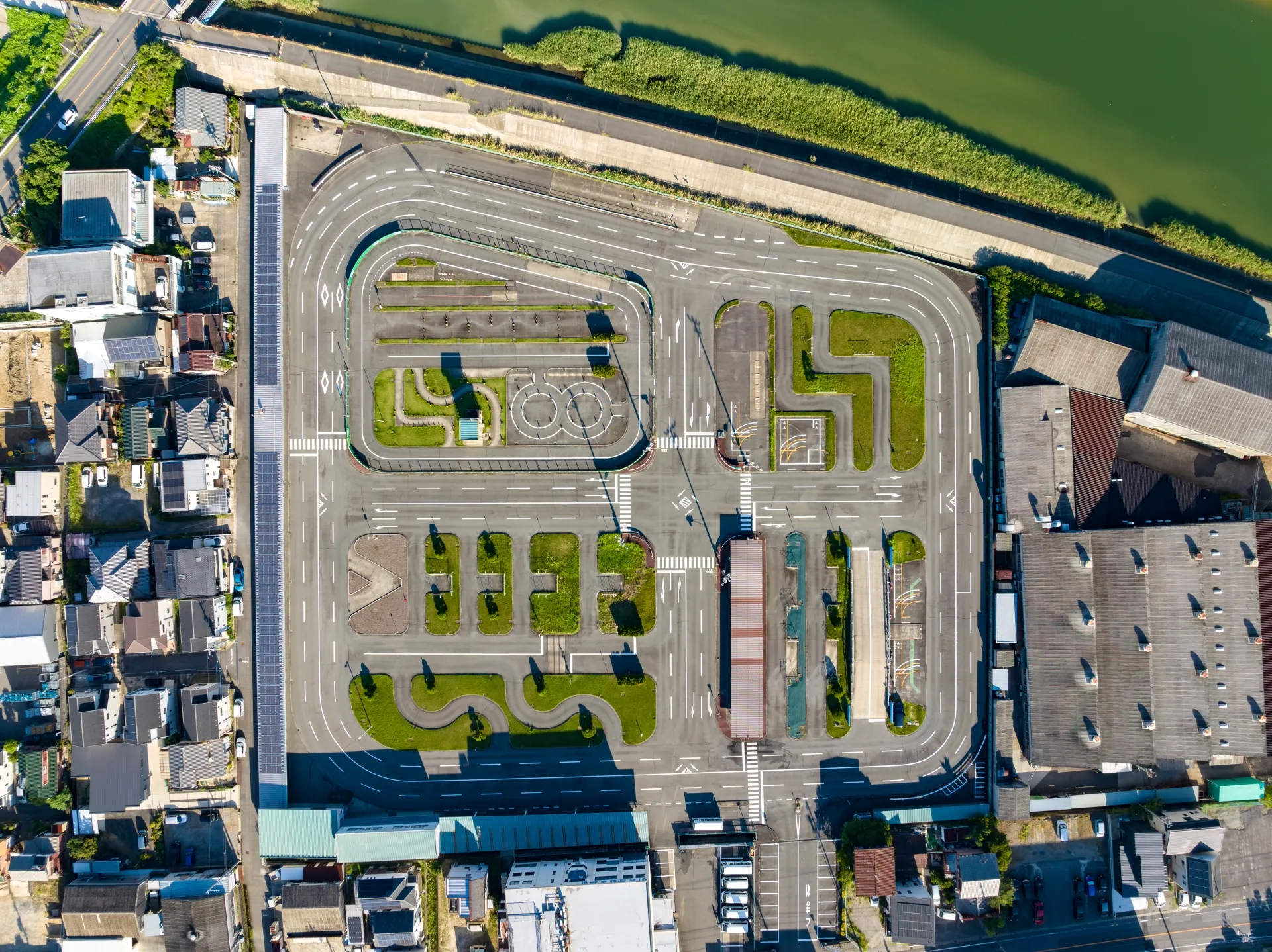 自動車教習所のコースとは？どんな場所で何を練習するのか解説