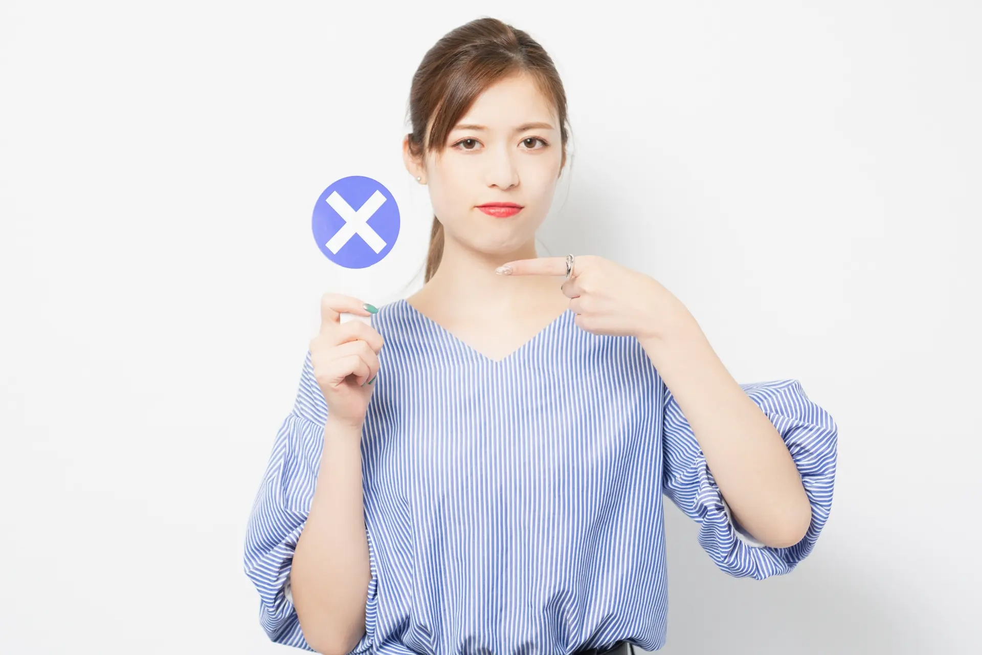 自動車教習所・合宿免許でNGと判断されやすいネイルの具体例