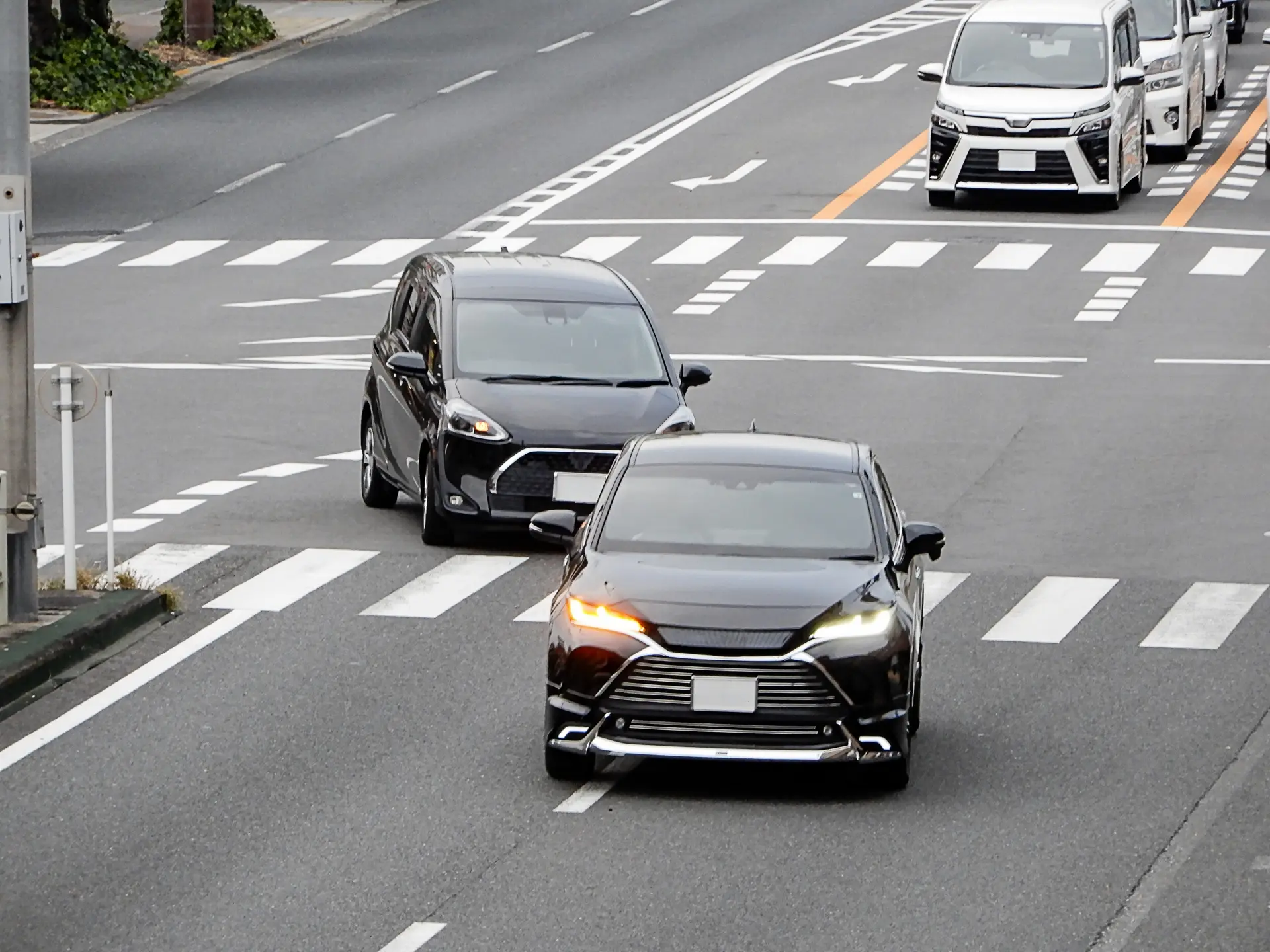 交差点ではどちらが優先?標識がない場合は?